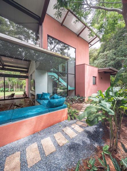 Rocco Arquitetos завершил строительство «Itauba House» в Сан-Паулу, Бразилия, которое включает угловую скамейку под окном как часть общего дизайна.