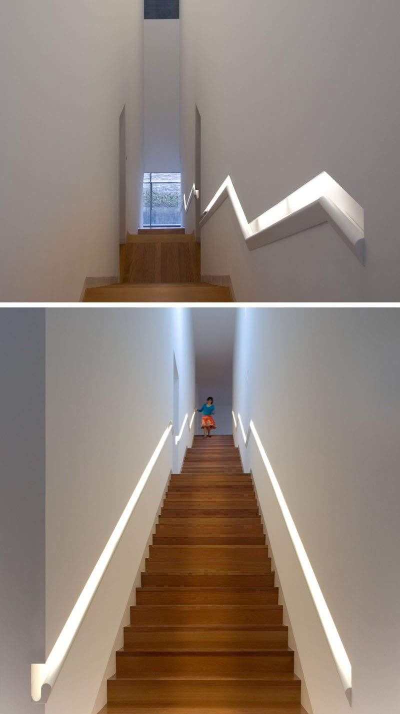 Идеи дизайна лестницы - 9 примеров встроенных поручней // Этот встроенный поручень, который проходит по всей длине лестницы, выполняет двойную функцию как источник света. #BuiltInHandrail #HandrailIdeas #HandrailDesign #StairDesign # Поручни