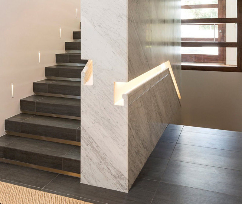 Идеи дизайна лестницы - 9 примеров встроенных поручней // В этом доме поручень сначала был встроен в стену, которая затем была облицована мрамором. #BuiltInHandrail #HandrailIdeas #HandrailDesign #StairDesign # Поручни