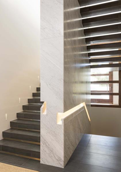 Деталь дизайна - эта лестница имеет встроенные поручни.