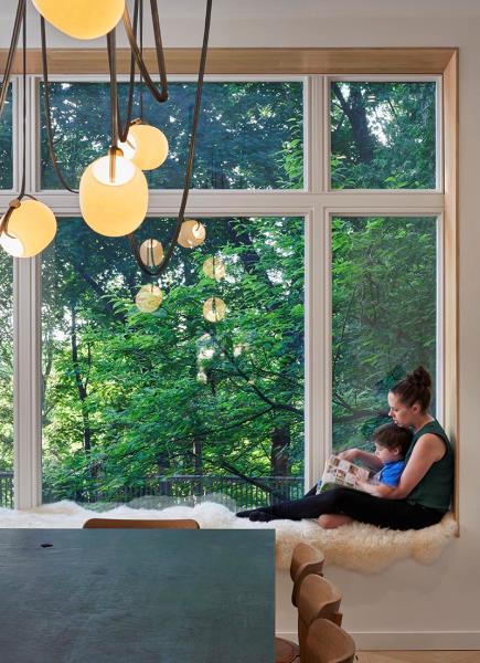 Это современное встроенное сиденье у окна, отделанное деревом и обшитое овчиной, выходит окнами на высокие деревья в саду. #WindowSeat #ModernInterior #InteriorDesign