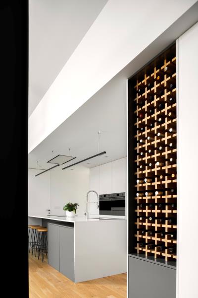 Современная кухня со встроенным винным шкафом.