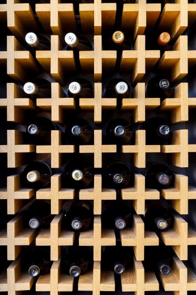 Современная деревянная стена для хранения вина.