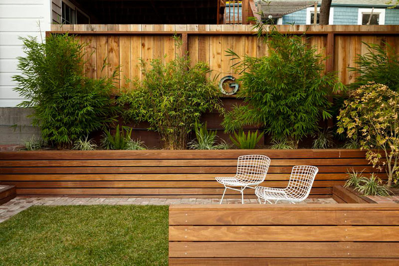 12 идей для включения встраиваемых деревянных вазонов на открытом воздухе // Эти деревянные вазоны, встроенные в сторону двора, сочетаются с деревянным забором вокруг них, создавая сплоченный оазис на заднем дворе. # Лесопосадочные работы # ПостроитьПлантеры # Благоустройство # Ландшафтный дизайн # Задворки # ДворИдеи