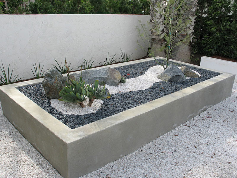 10 вдохновляющих идей для добавления в ваш двор нестандартных бетонных кашпо // Эта большая бетонная кашпо, наполненная камнями, галькой и растениями, придает особый вид традиционному саду дзен.