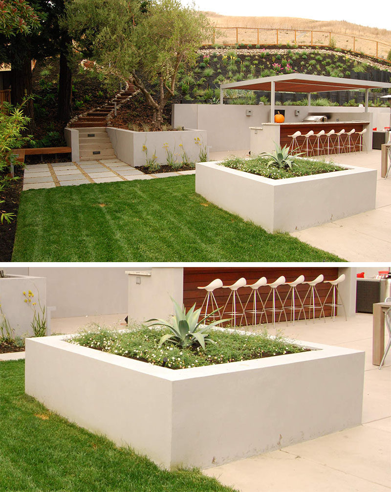 10 вдохновляющих идей для включения нестандартных бетонных кашпо в ваш двор // Большая квадратная бетонная кашпо в этом дворе отделяет развлекательную зону от остальной части сада и отлично смотрится при этом.