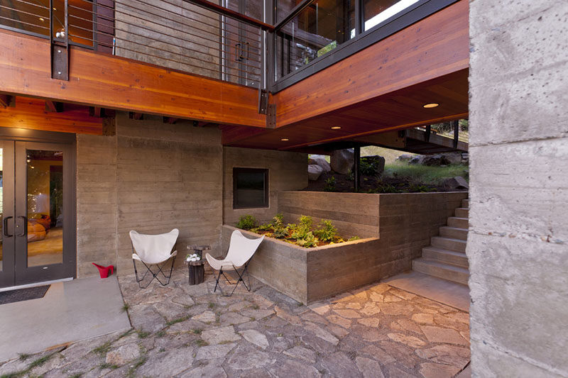 10 вдохновляющих идей для включения нестандартных бетонных плантаторов в ваш двор // Эти бетонные плантаторы в доме в Северном Айдахо были изготовлены из заливного бетона в форме досок.