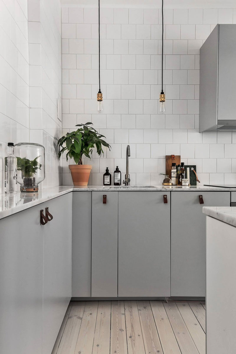 Идея дизайна кухни - альтернативы корпусной фурнитуре // Создайте скандинавский вид на свою кухню с кожаными тягами.