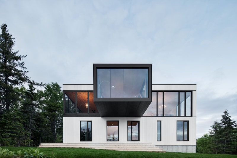 Этот современный дом с видом на побережье Шаруа, Квебек , имеет консольную гостиную. 