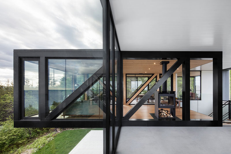 В доме, спроектированном ACDF Architecture, есть смелая коробка из черного и стекла, которая нависает над садом внизу. 