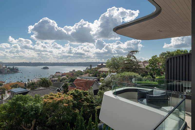 Современный дом с консольным балконом с видом на гавань Сиднея. #КантилевыйБалкон # СовременнаяАрхитектура