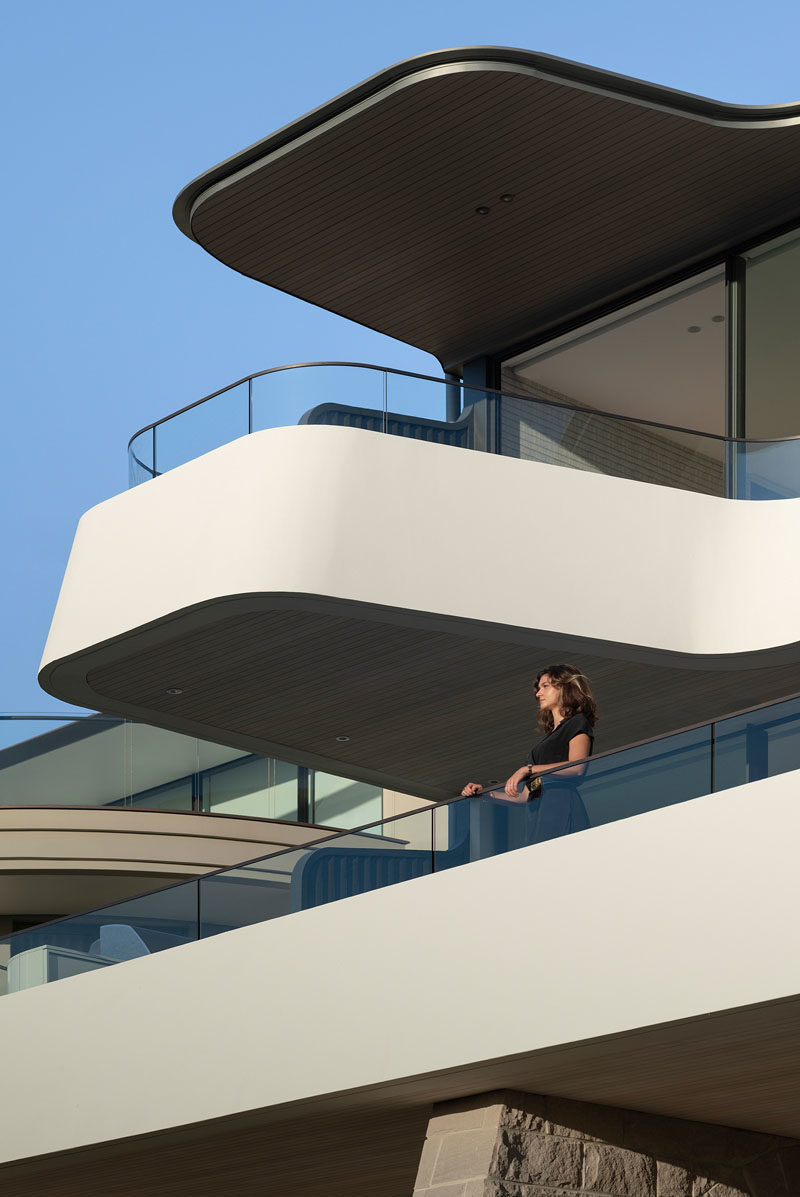 Этот современный балкон консолью выходит на открытое пространство внизу, которое находится за жилыми зонами. #КантилевыйБалкон # СовременнаяАрхитектура