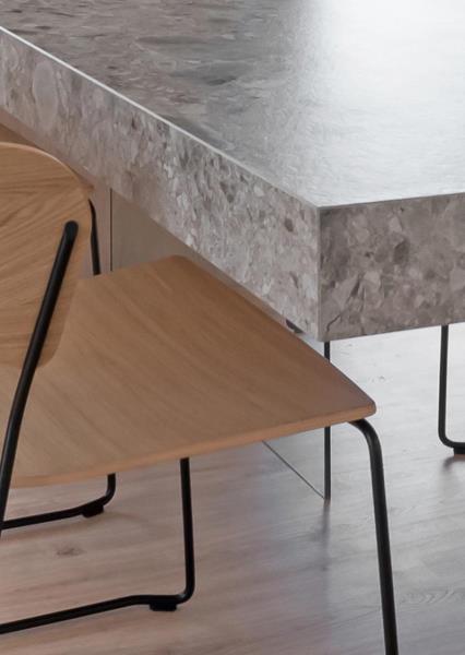 Металлическая опора вместе со стеклянной плоскостью, расположенной под ней, несут ответственность за вес консольного обеденного стола. #Cantilevered #CantileveredDiningTable #DiningTable #TableDesign