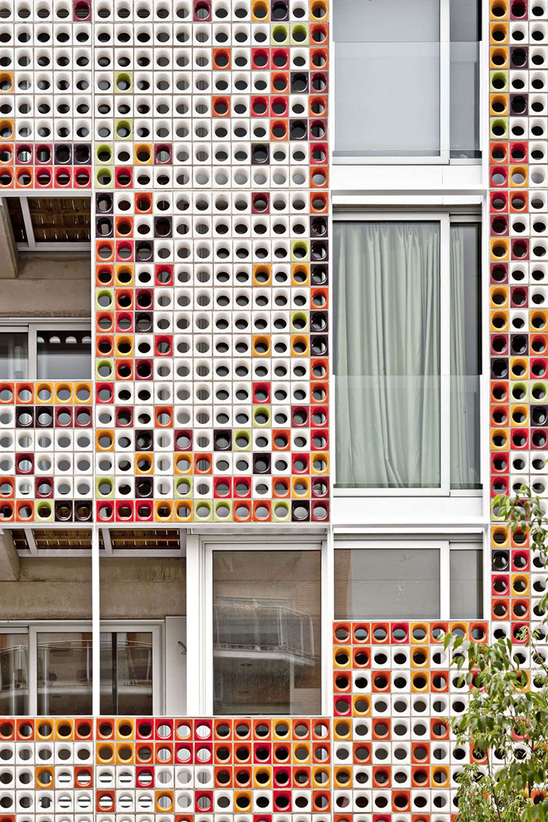 Lagula Architects подарила этому жилому дому в Бадалоне, Испания, фасад, сделанный из глазурованных керамических блоков различных цветов. # ГлазированныеКерамическиеБлоки # КерамическиеБлоки # Архитектура # СтроительствоДизайн