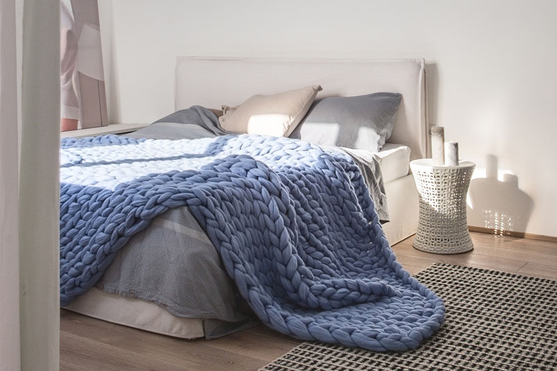 Идея дизайна спальни - 7 способов создать теплую и уютную спальню // Массивные одеяла, накинутые на край кровати или висящие на спинке стула в вашей комнате, также добавляют огромное количество текстуры и тепла вашему пространству как в переносном смысле, так и в переносном смысле. буквально.