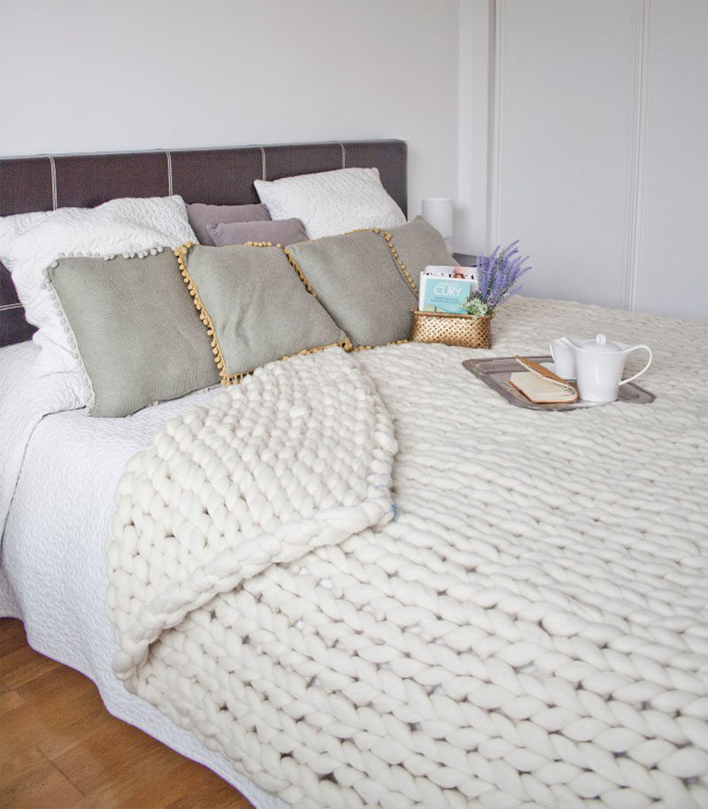 Идея дизайна спальни - 7 способов создать теплую и уютную спальню // Массивные одеяла, накинутые на край кровати или висящие на спинке стула в вашей комнате, также добавляют огромное количество текстуры и тепла вашему пространству как в переносном смысле, так и в переносном смысле. буквально.