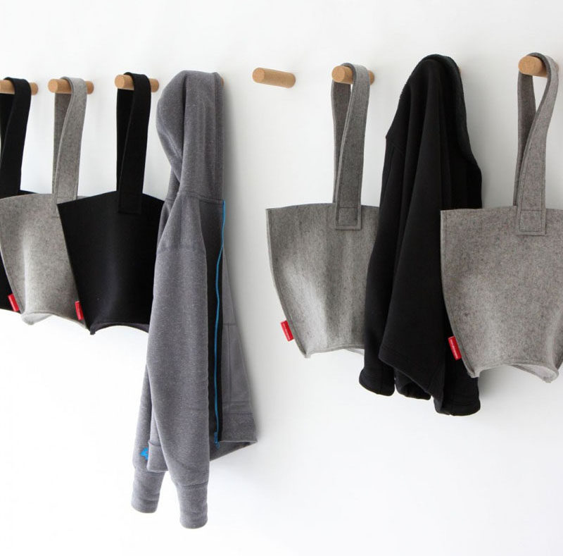 11 креативных крючков для одежды, чтобы уберечь одежду и сумки от пола // Эти простые вешалки, сделанные из пробки, прикрепляются к стене с помощью сверхсильного магнита. # Крючки # Крючки # Модерн # Крючки