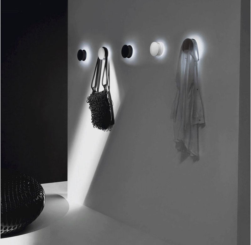 11 креативных крючков для одежды, чтобы уберечь вашу одежду и сумки от пола // Белые светодиодные фонари, прикрепленные к задней части этих крючков, освещают вашу прихожую и освещают ваши сумки и пальто ярким светом. # Крючки # Крючки # Модерн # Крючки