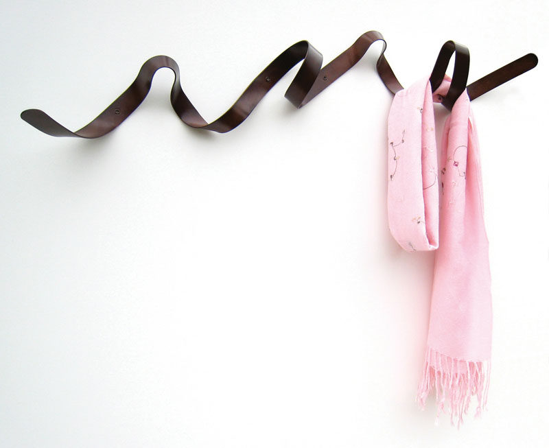 11 креативных крючков для одежды, чтобы уберечь одежду и сумки от пола // Эта вешалка для верхней одежды достаточно красивая и уникальная, чтобы ее можно было использовать в качестве настенного искусства, когда она не используется. В нее можно положить куртки, сумочки и зонтики. # Крючки # Крючки # Модерн # Крючки