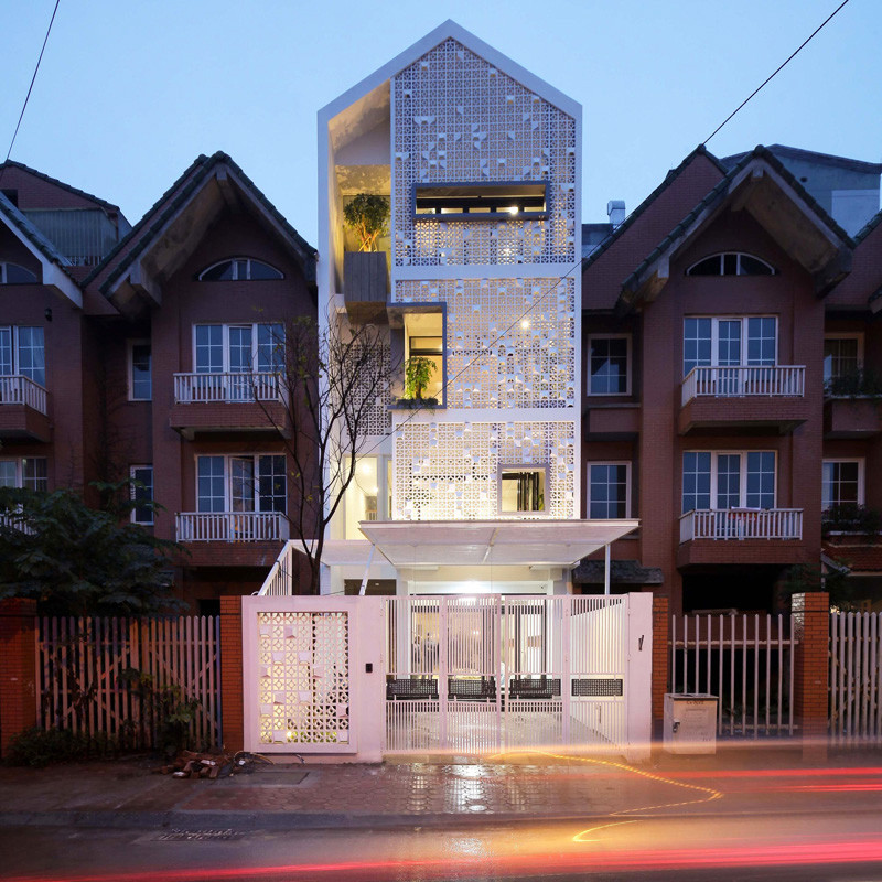 Компания Landmak Architecture отремонтировала рядный дом из красного кирпича во Вьетнаме и, чтобы выделиться на фоне остальных, окружили дом белыми бетонными блоками. # Рядный дом # БелыйБетон # Бетонные блоки # Архитектура