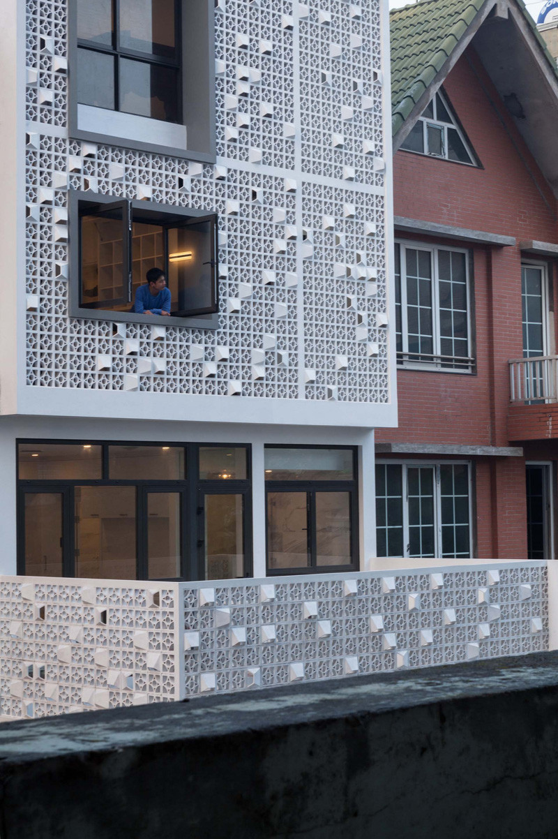 Компания Landmak Architecture отремонтировала рядный дом из красного кирпича во Вьетнаме и, чтобы выделиться на фоне остальных, окружили дом белыми бетонными блоками. # Рядный дом # БелыйБетон # Бетонные блоки # Архитектура
