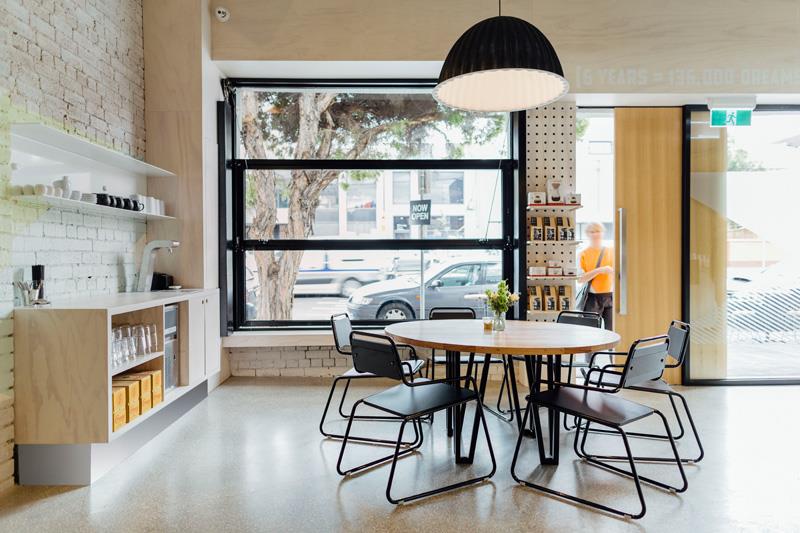  Code Black Cafe от Zwei Interiors Architecture 