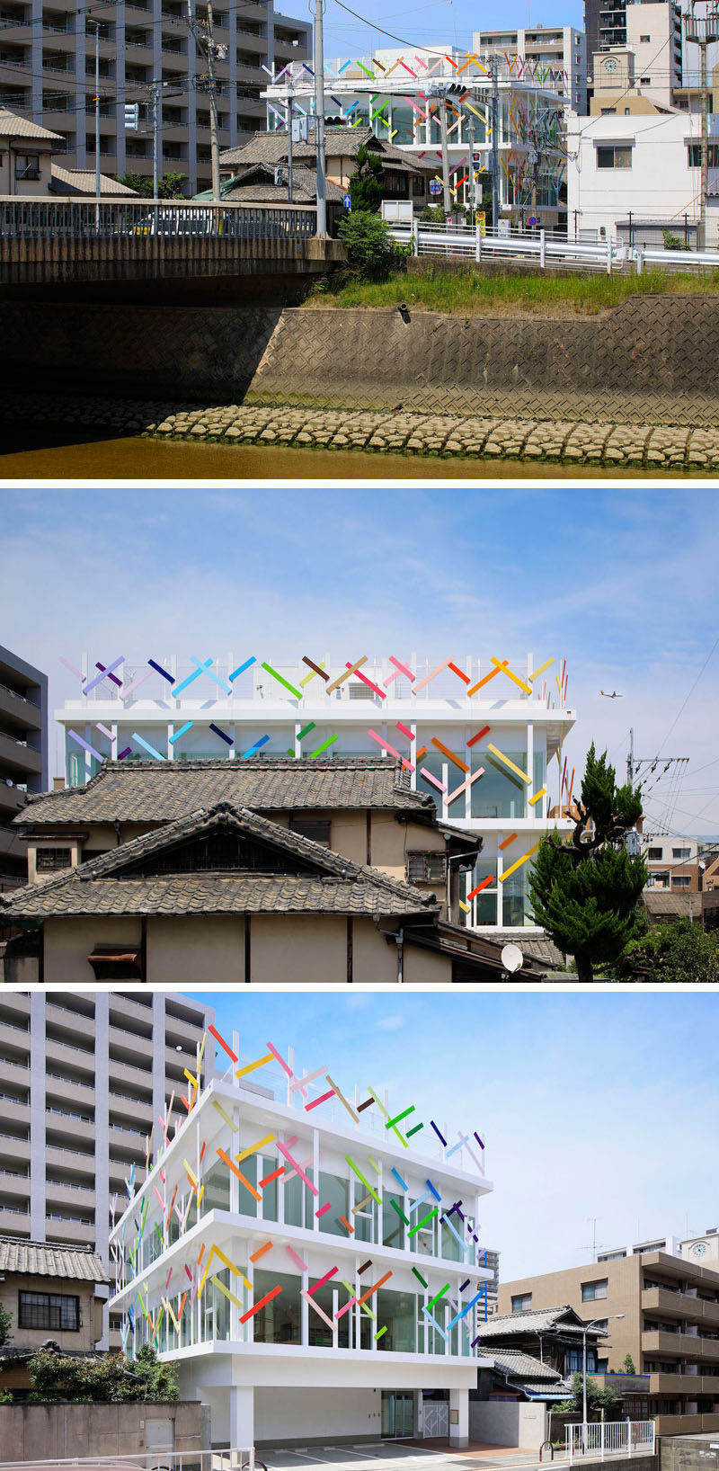 На фасаде этого современного детского сада в Японии растут 63 белых дерева высотой 13 футов (4 м), покрытыми разноцветными ветвями, опоясывающими зданиями. Для создания забавного фасада было использовано 22 цвета.