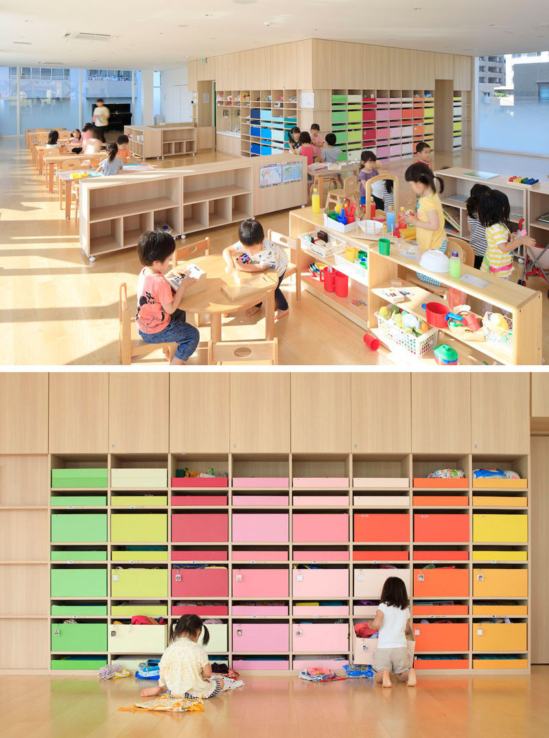 В главной комнате этого современного детского сада на стене выстроено 200 разноцветных коробок 25 цветов, что позволяет каждому ребенку узнать какой цвет ему принадлежит и где он может хранить свои личные вещи.