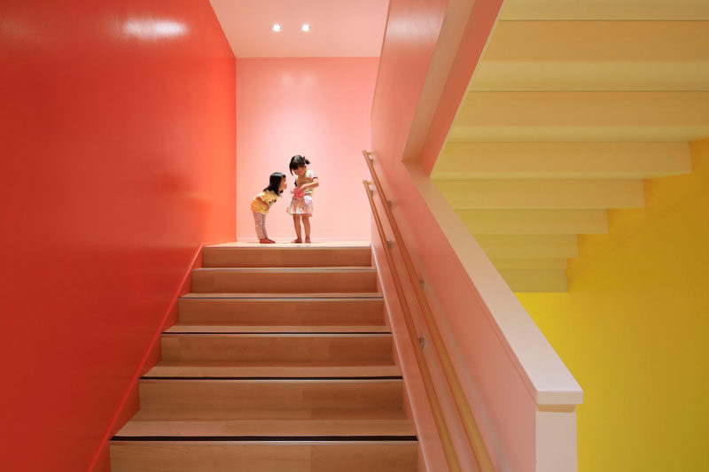 Эти лестницы в детском саду окружены красочными стенами.