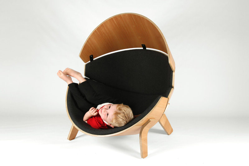 12 удобных стульев, идеально подходящих для отдыха // Это кресло с деревянной рамой и обшитыми войлоком подушками создает более тихое и расслабляющее место, где дети могут расслабиться и расслабиться.