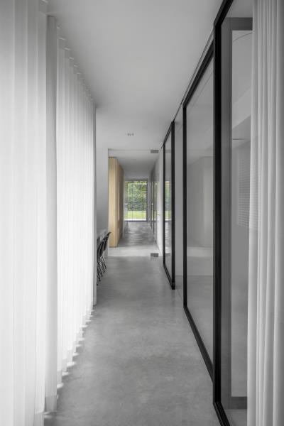 Бело-черный коридор с бетонным полом.