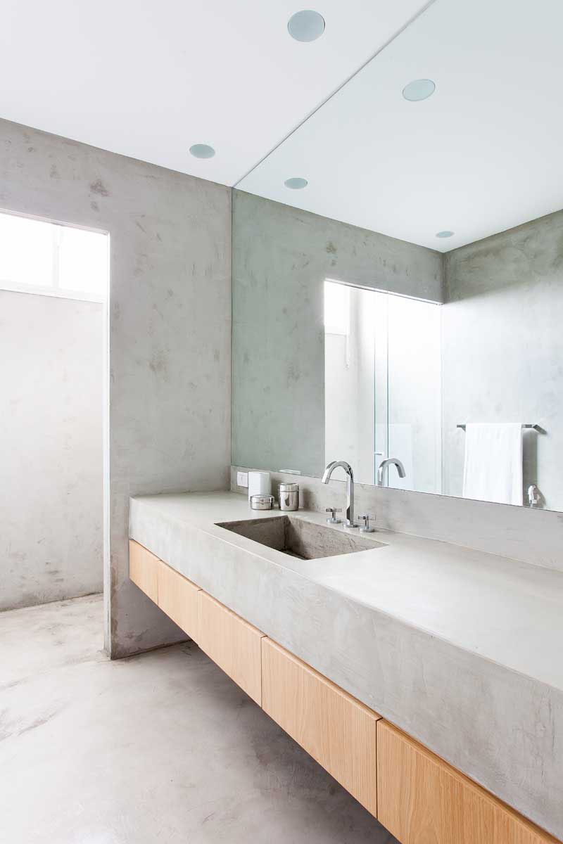 23 изображения, показывающие, как бетонные полы использовались во всех домах // Бетон часто используется в ванных комнатах в сочетании с деревом или другими натуральными элементами, чтобы создать современное нейтральное пространство, которое может выдерживать влажность и меняющиеся температуры.
