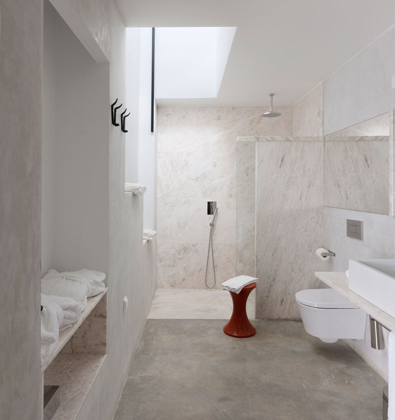 23 изображения, показывающие, как бетонные полы использовались во всех домах // Бетон часто используется в ванных комнатах в сочетании с деревом или другими природными элементами, чтобы создать современное нейтральное пространство, которое может выдерживать влажность и меняющиеся температуры.