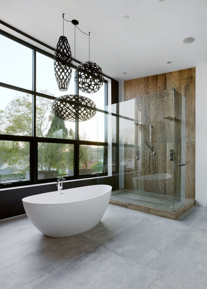 23 изображения, показывающие, как бетонные полы использовались во всех домах // Бетон часто используется в ванных комнатах в сочетании с деревом или другими природными элементами, чтобы создать современное нейтральное пространство, которое может выдерживать влажность и меняющиеся температуры.
