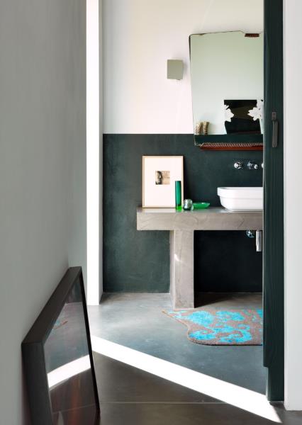 Современная ванная комната с частичным черным акцентом на стене.
