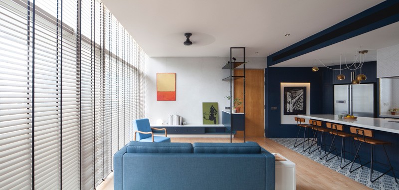 Studio Wills + Architects завершили ремонт двухэтажной современной квартиры в Сингапуре с темно-синей кухней. # МодернКвартира # ГлубокаяКухня # СовременныйИнтерьер # СинийИнтерьер