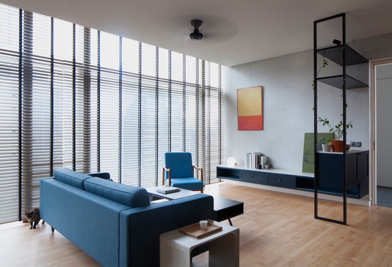 Апартаменты в стиле минимализма с яркой цветовой палитрой - синим и черным. # МодернКвартира # Дизайн интерьера # Гостиная