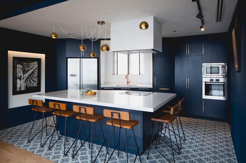 Современные апартаменты в Сингапуре с яркой королевской синей кухней. # СиняяКухня # СовременнаяКухня # СиниеКабинеты # Дизайн интерьера # Дизайн кухни