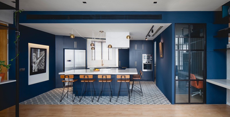 Современные апартаменты в Сингапуре с яркой королевской синей кухней. # СиняяКухня # СовременнаяКухня # СиниеКабинеты # Дизайн интерьера # Дизайн кухни