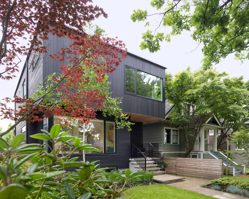 Этот современный дом с черной облицовкой находится в Ванкувере, Канада.