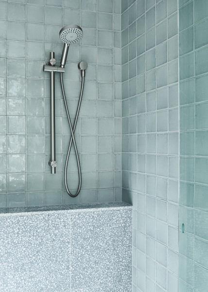 Мягкая голубая плитка ручной работы, используемая в ванной комнате, создает ощущение сдержанной роскоши.
