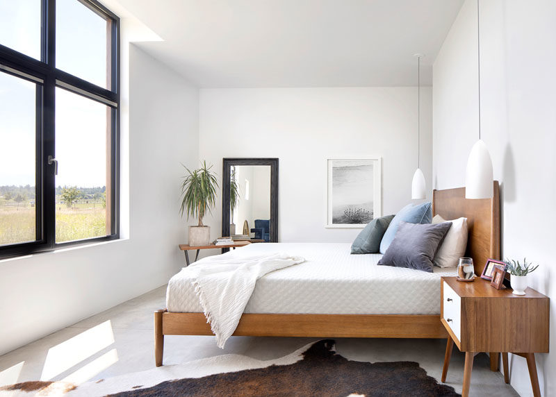Идеи для спальни - в этой современной спальне деревянная мебель и план помогают передать природу в помещении, в то время как окна в черной рамке позволяют обилию естественного света наполнять комнату. #BedroomIdeas #BedroomDesign # ModernBedroom