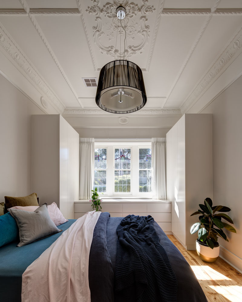 Идеи для спальни - в этой обновленной спальне все еще сохранены элементы наследия оригинального дома. #BedroomIdeas # ModernBedroom