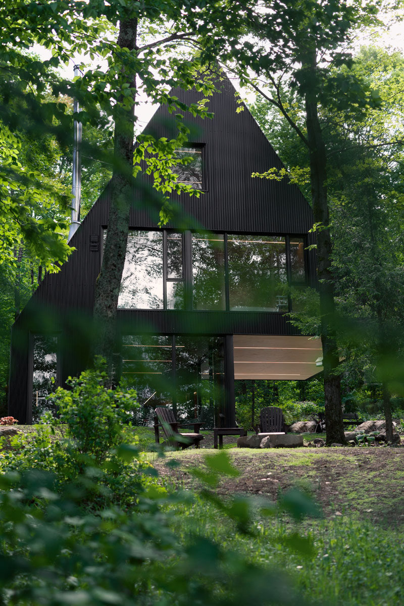 18 Современный дом в лесу // Этот черный домик представляет собой летний дом, окруженный хемлокским лесом на востоке Канады. #ModernHouse #ModernArchitecture #HouseInForest #HouseDesign