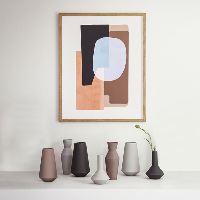 Матовые керамические вазы разных форм и цветов создают динамичный вид.