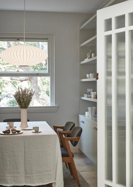 В этой столовой акцент сделан на мягких слоях текстур, дополняющих характер квартиры и естественный бушленд.