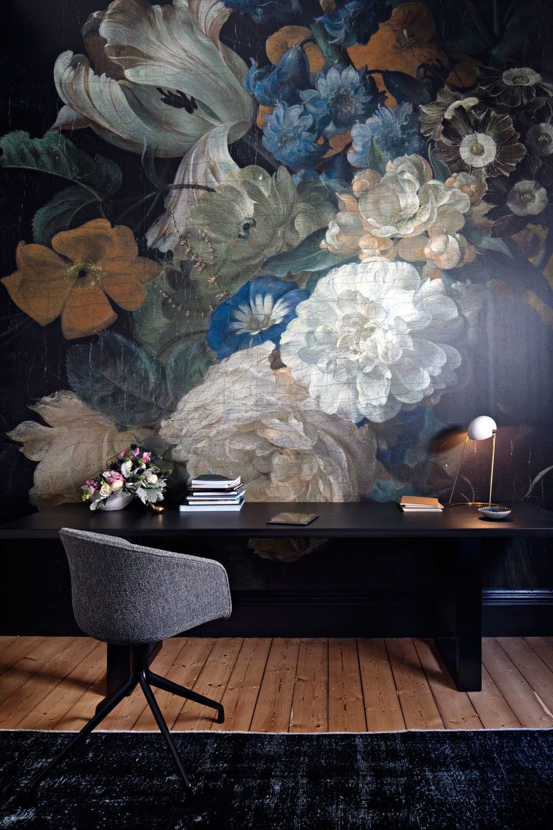 Идеи для домашнего офиса - этот современный домашний офис отличается драматической и смелой стеной с цветочным акцентом. #FloralWall #HomeOfficeIdeas