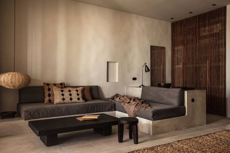 В этом современном гостиничном номере в Греции есть диван, встроенный в номер. #HotelRoom # Греция # Диваны #BuiltInCouch #InteriorDesign