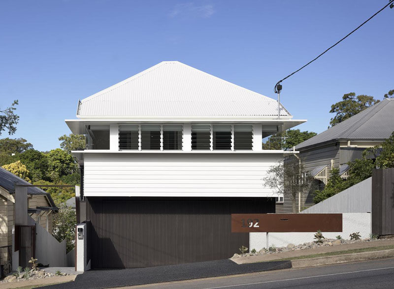 Сочетание металла в стиле кортен, австралийской пятнистой резинки, темного фарфора и аксессуаров из черного металла - все это вносит свой вклад в общую палитру дома. #ModernArchitecture #ModernHouse #AustralianArchitecture
