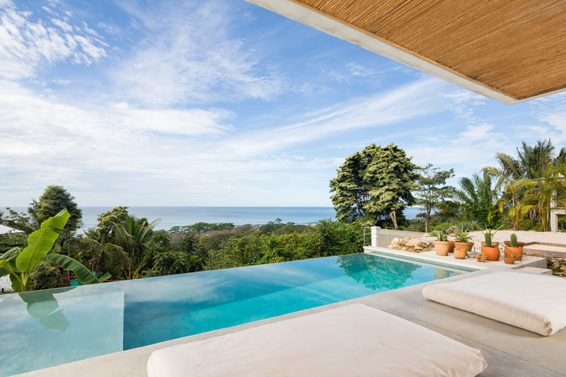  В этом современном коста-риканском отеле есть пейзажный бассейн, из которого открывается панорамный вид на деревья и воду вдали. #InfinityPool #HotelPool #CostaRica 